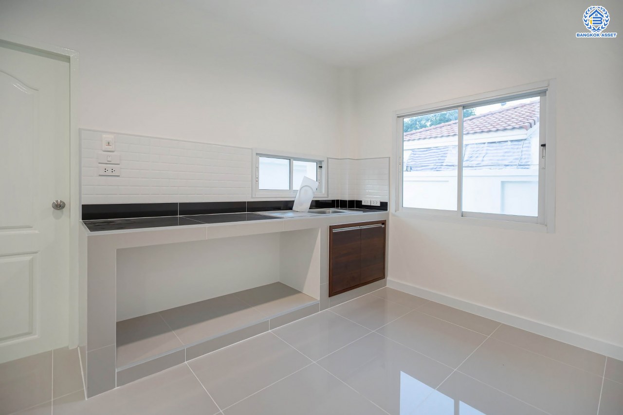 บ้านมือสองตกแต่งใหม่ โครงการ มัณฑิกา กาญจนาฯ-บางบอน รองรับทุกความสุข เนื้อที่ 108.6 ตร.ว. ฟังก์ชัน 3 ห้องนอน 3 ห้องน้ำ 2 ห้องอเนกประสงค์ จอดรถได้ 2 คัน บนทำเลใกล้รถไฟฟ้าสายสีน้ำเงิน "สถานีหลัก2" และจุดขึ้นทางด่วน "พระราม2" และ The Mall บางแค